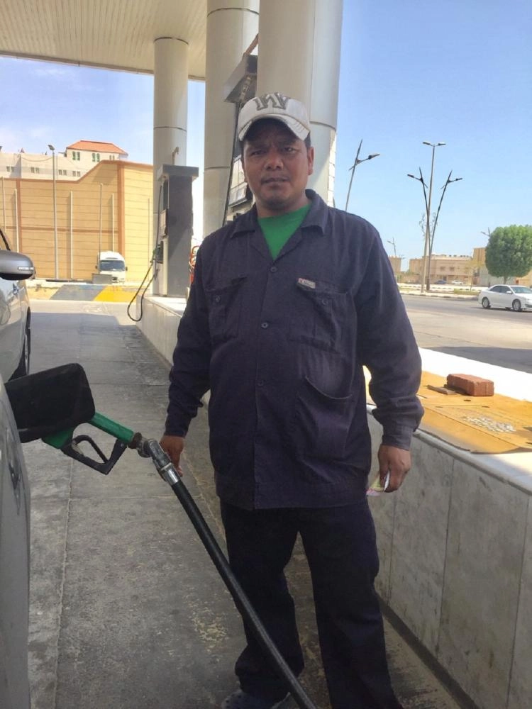 عامل بإحدى المحطات (مكة)