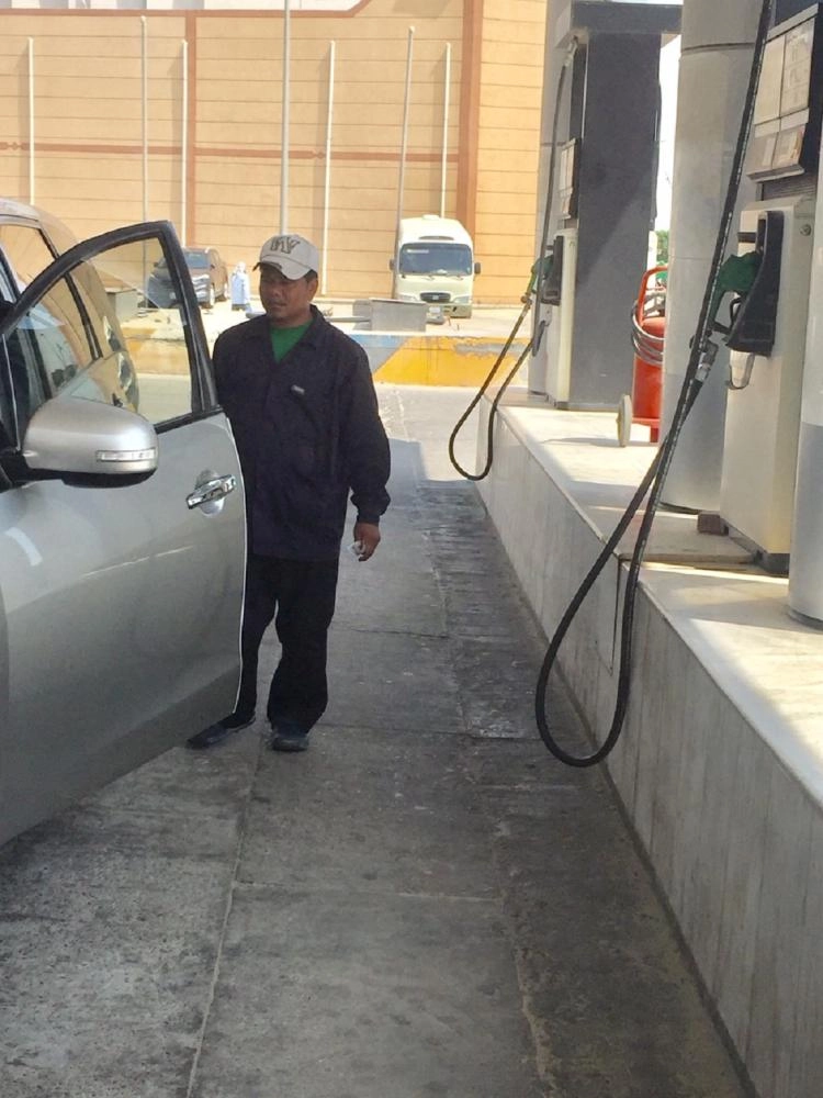 عامل بإحدى المحطات التي تم تركيب جهاز الدفع فيها (مكة)