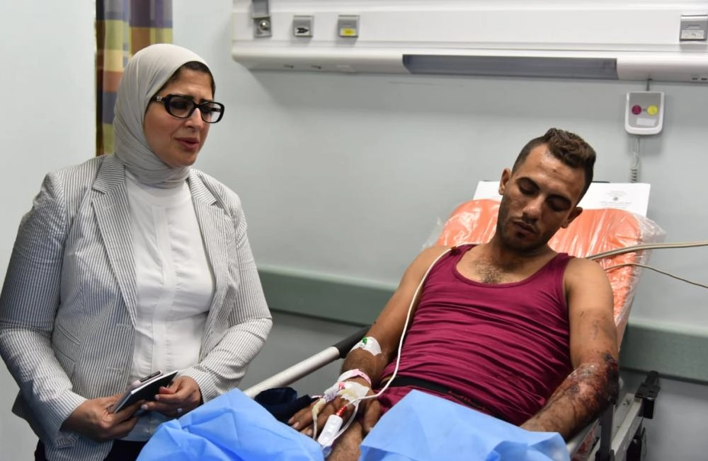 وزيرة الصحة المصرية تزور أحد المصابين (مكة)