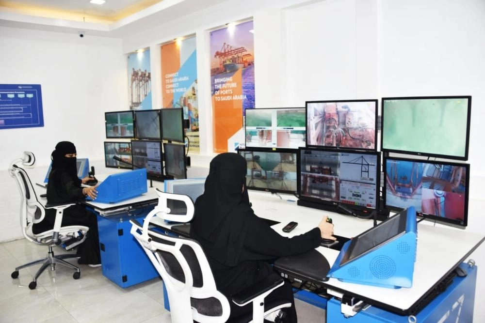 سيدتان تتابعان عمل الرافعات (ميناء الدمام)