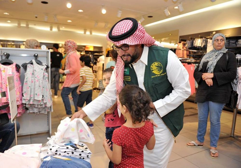 






فريق مركز الملك سلمان يوزع هدية العيد                        (واس)