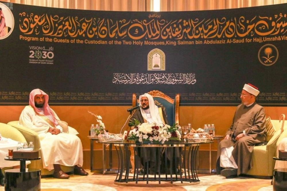 وزير الشؤون الإسلامية يتفقد مقار ضيوف برنامج خادم الحرمين الشريفين للحج والعمرة