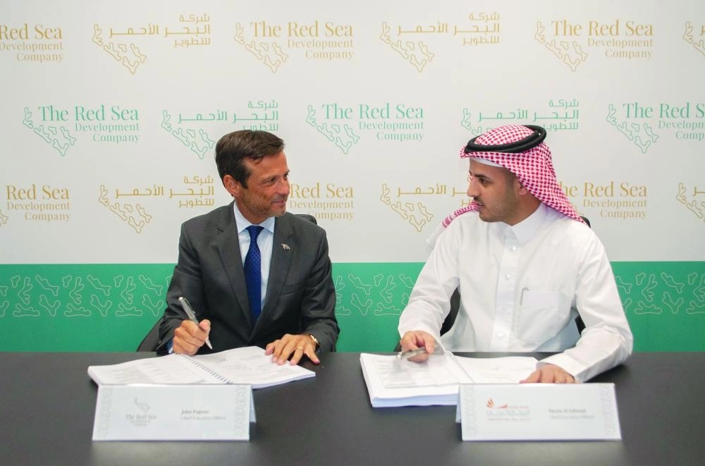 من توقيع العقد (مشروع البحر الأحمر)