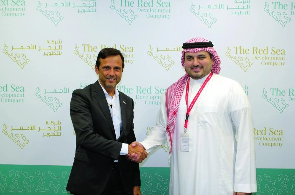 






من توقيع العقد     (مشروع البحر الأحمر)