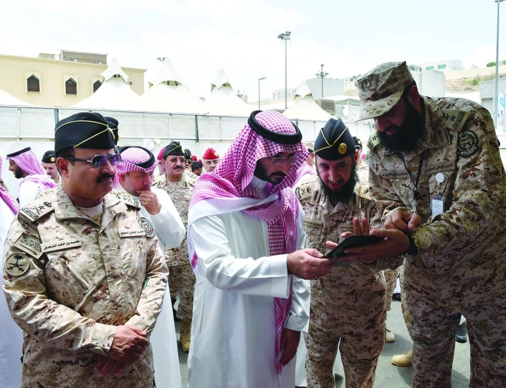 






عبدالله بن بندر خلال تفقده قوات الحرس المشاركة في الحج      (واس)