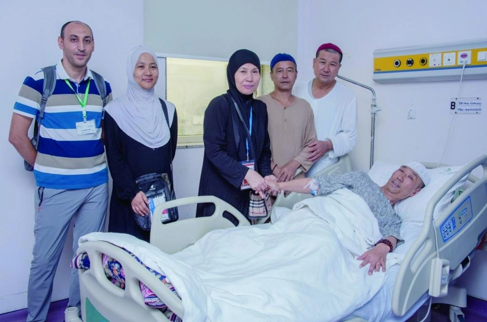 






أحد الحاجين الصينيين خلال تلقي العلاج                  (مكة)