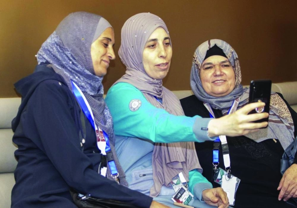 






حاجات فلسطينيات يوثقن رحلة الحج بالسيلفي