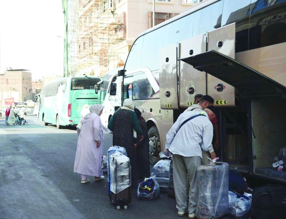 






حجاج لدى مغادرتهم المدينة
