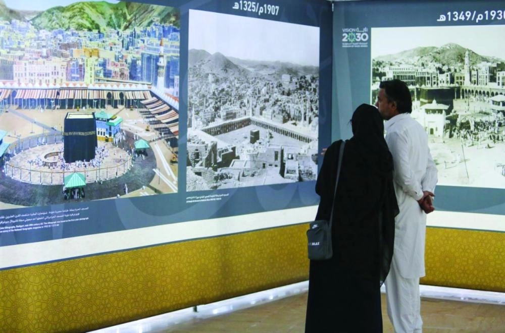 






زائران داخل معرض «لبيك: رحلة الحج عبر العصور» في مكة