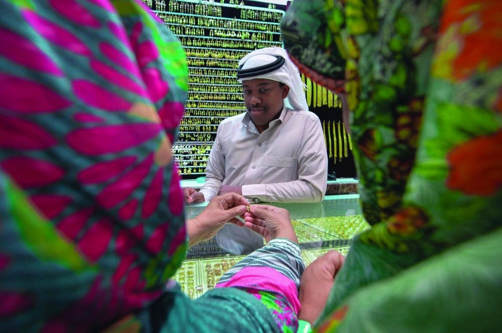 






حاجتان داخل أحد محلات الذهب في مكة