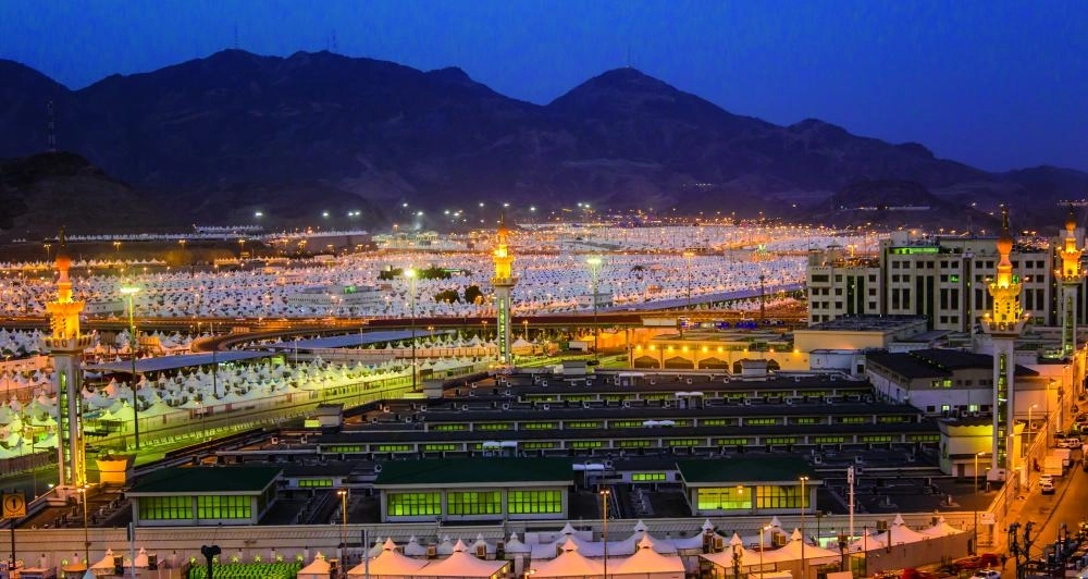 منى تتزين بنورها لاستقبال ضيوف الرحمن اليوم ( أنس الحارثي)