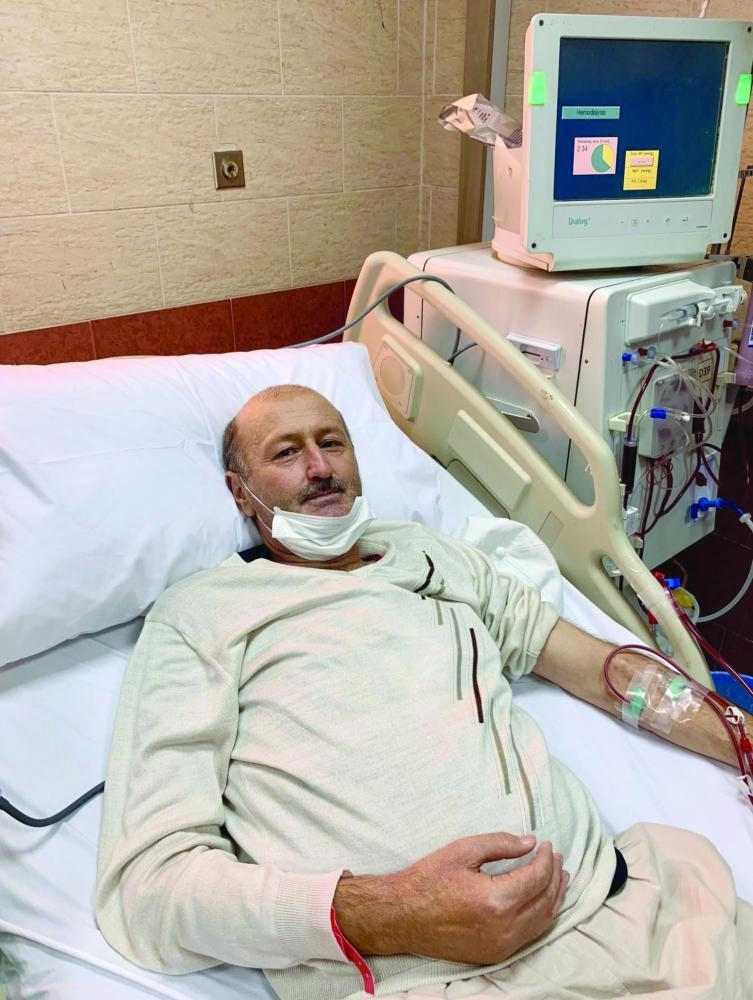 






 حاجان يجريان غسيلا بمركز الكلى                                                        (مكة)