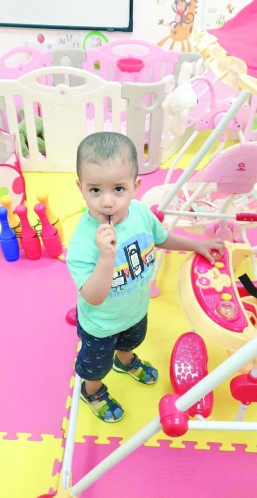 طفل يلهو داخل إحدى الحضانات (مكة)