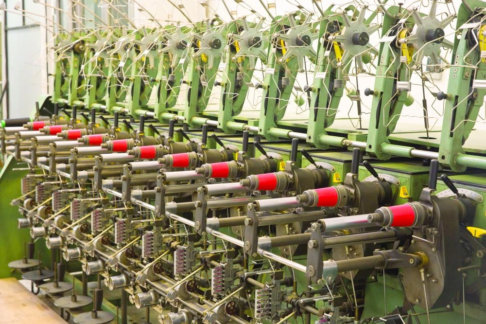 






فنيون منهمكون في تجهيز الكسوة