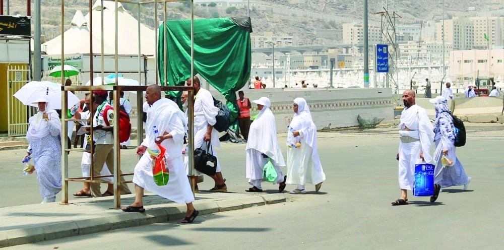 حجاج في طريقهم للمخميات بمشعر منى (مكة)