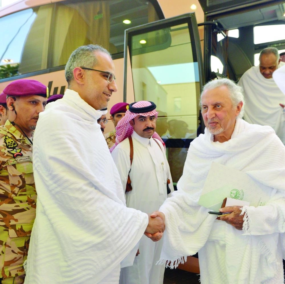 خالد الفيصل لدى وصوله إلى منى أمس (مكة)