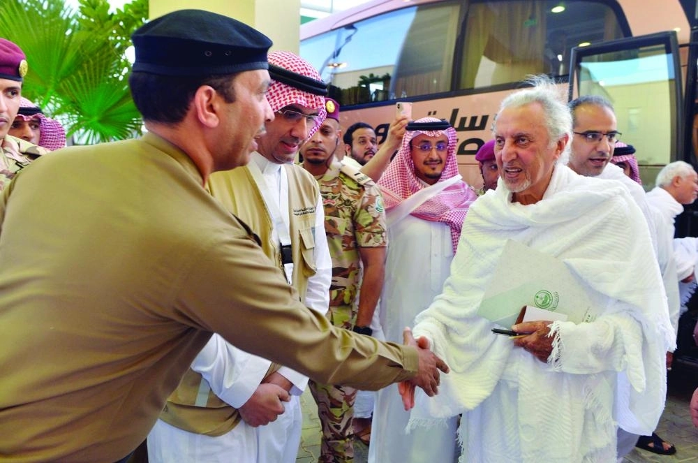 خالد الفيصل لدى وصوله إلى منى أمس (مكة) 