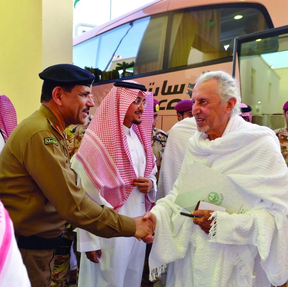 خالد الفيصل لدى وصوله إلى منى أمس (مكة)