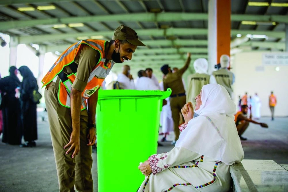 






رجال الأمن يقدمون المساعدة لعدد من الحجاج                                                                   (وزارة الحج والعمرة)