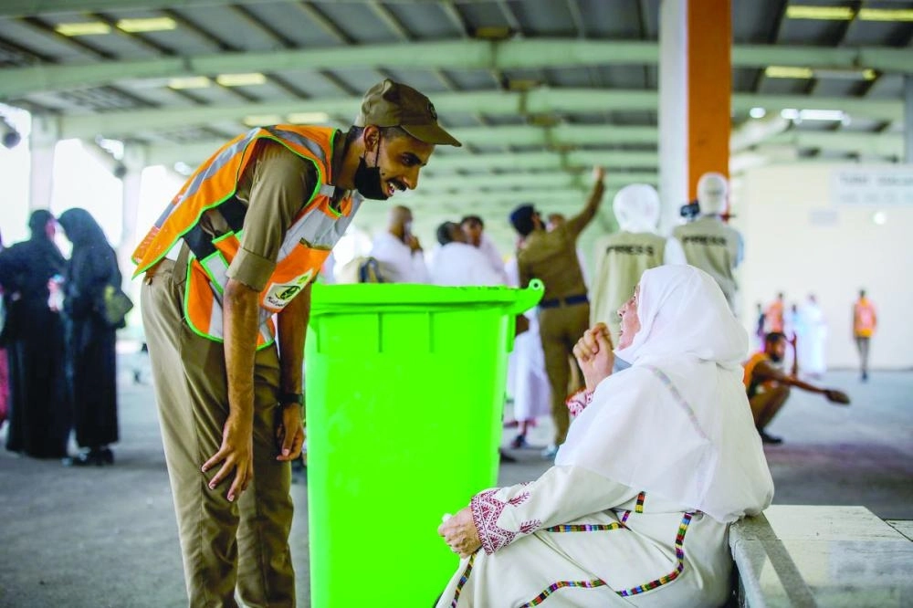






رجل أمن يطمئن على حاجة مسنة في مشعر منى  (مكة)