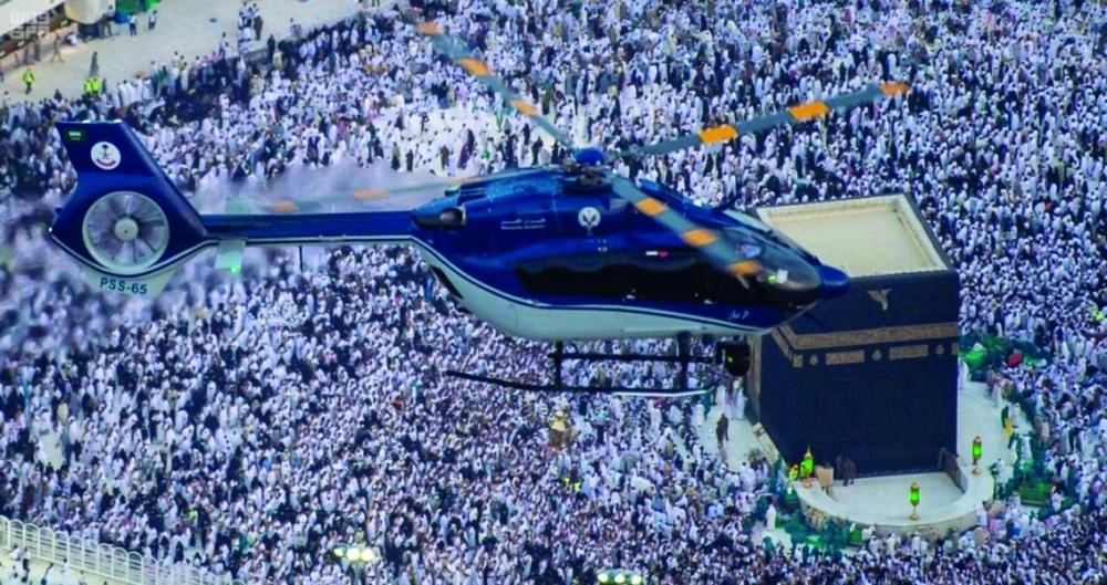 طائرة عمودية تحلق فوق المسجد الحرام                                                                                            (واس)