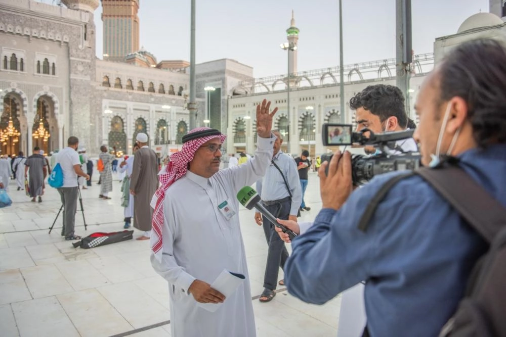 وفد إعلامي متعدد الجنسيات يزور مجمع الدوائر الحكومية والتوسعة السعودية الثالثة للمسجد الحرام
