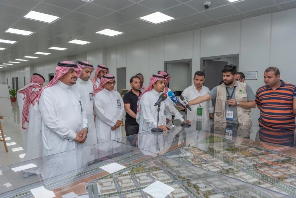 وفد إعلامي متعدد الجنسيات يزور مجمع الدوائر الحكومية والتوسعة السعودية الثالثة للمسجد الحرام