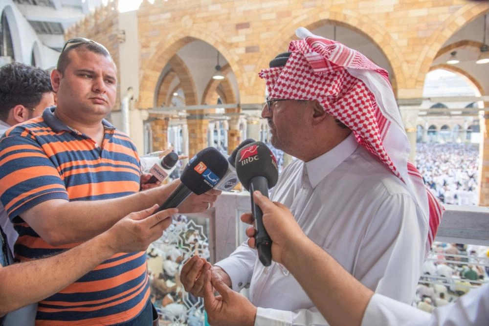 وفد إعلامي متعدد الجنسيات يزور مجمع الدوائر الحكومية والتوسعة السعودية الثالثة للمسجد الحرام