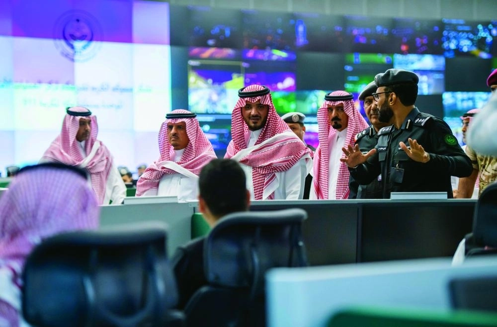 






عبدالعزيز بن سعود لدى زيارته مركز 911                         (واس)