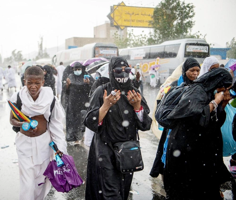 






طلب المغفرة والرحمة من الله وسط الأمطار التي شهدتها عرفة أمس                                                 (واس)