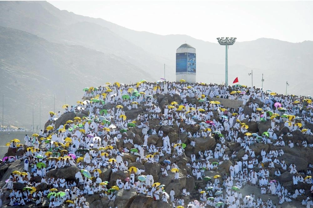 






الحجاج لدى وقوفهم على صعيد عرفات أمس                                                                                                 (أنس الحارثي)