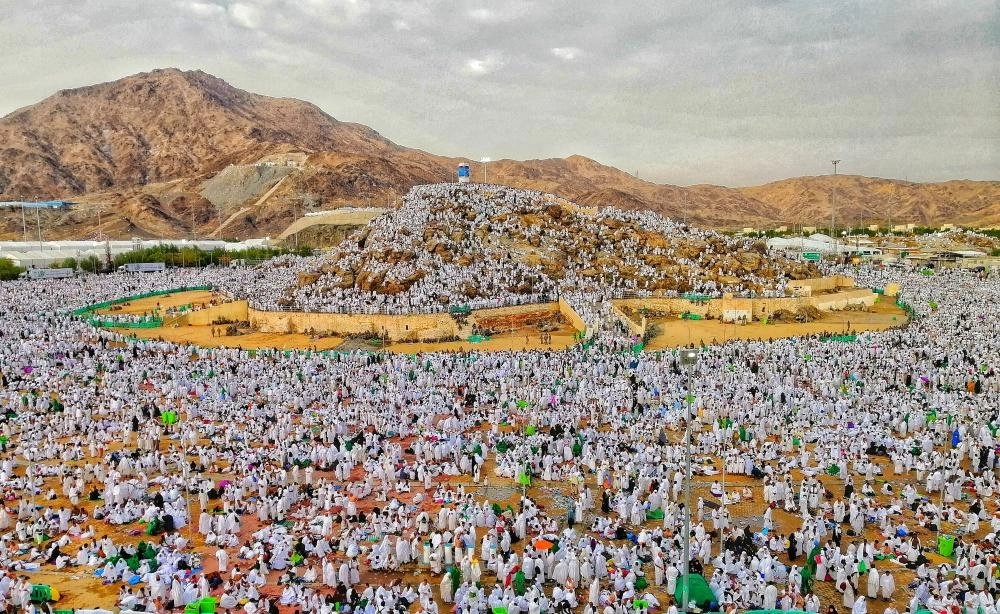 الحجاج لدى وقوفهم على صعيد عرفات أمس (أنس الحارثي) 