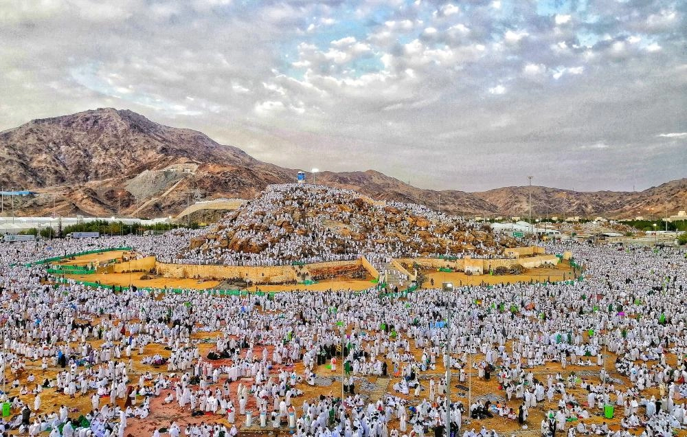 الحجاج لدى وقوفهم على صعيد عرفات أمس (أنس الحارثي)