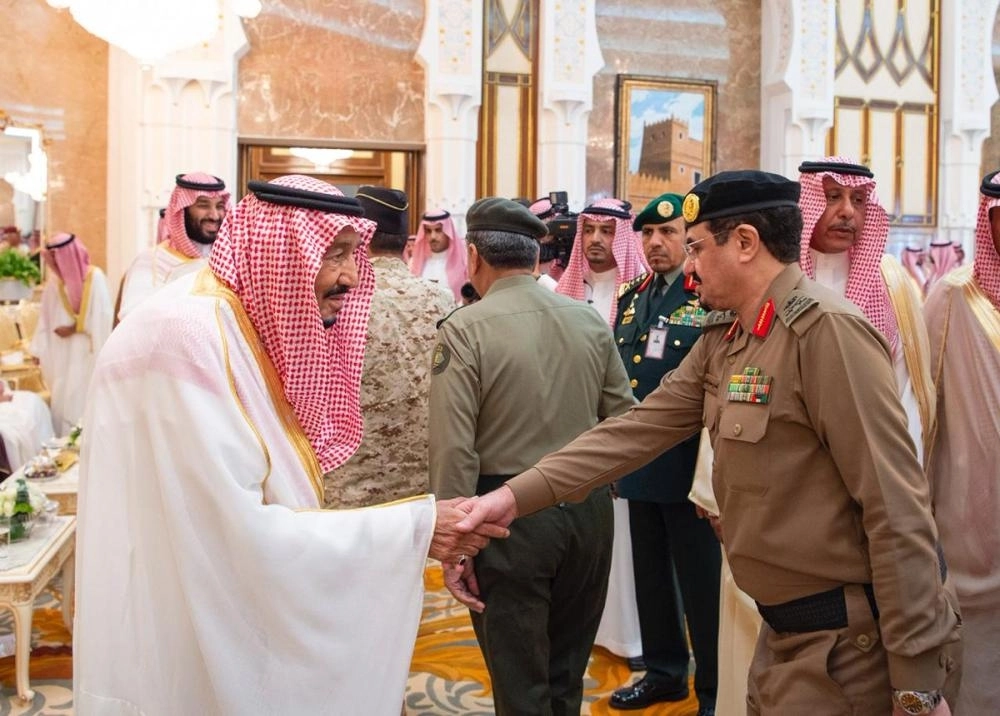 






خادم الحرمين مصافحا أحد رجال الأمن                              (واس)