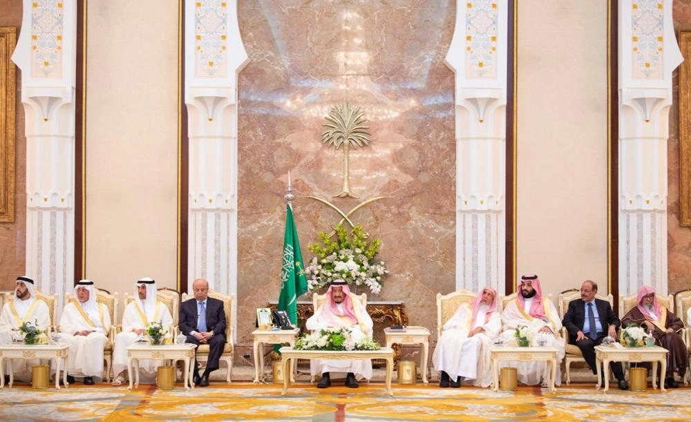 الملك سلمان لدى استقباله الرئيس اليمني والأمراء والمفتي والعلماء وكبار المدعوين والوزراء وقادة القطاعات العسكرية والكشفية المشاركة بالحج في الديوان الملكي بقصر منى أمس (واس)