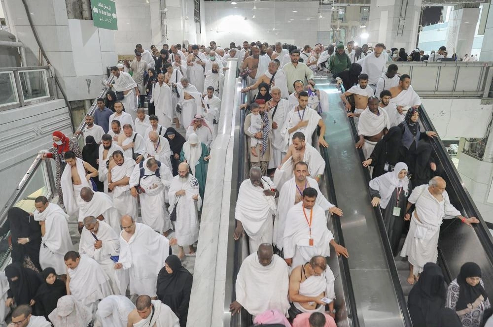 






حجاج يستخدمون سلما كهربائيا بالمسجد الحرام           (مكة)