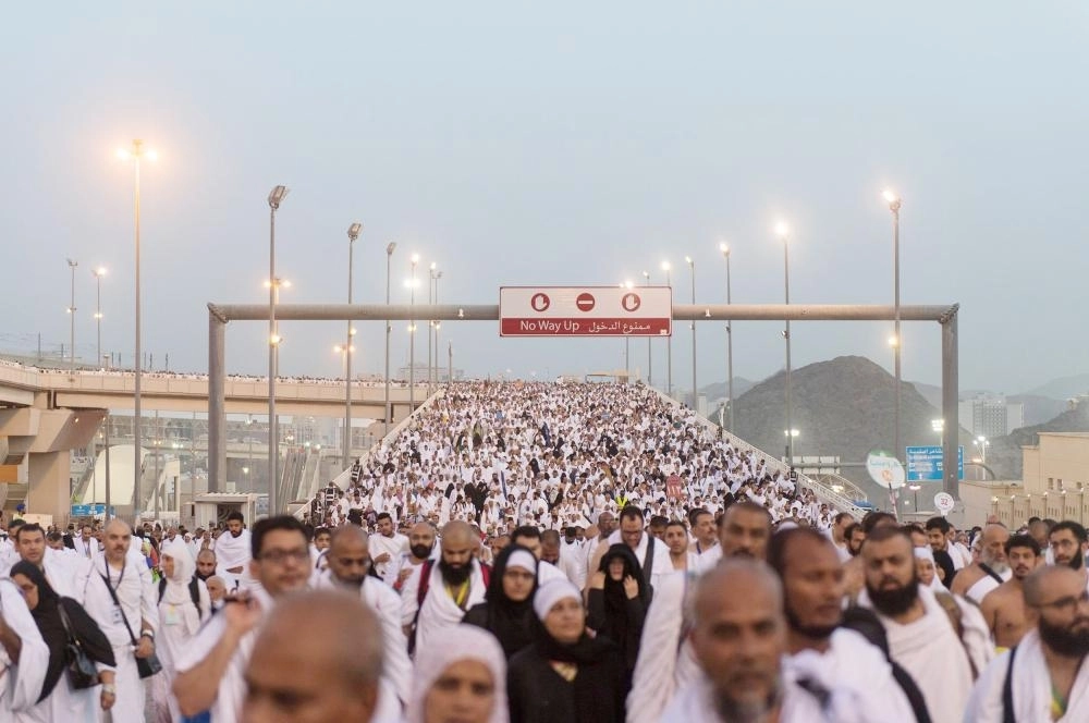 






حجاج أثناء رمي جمرة العقبة أمس                                                                                                                                      (مكة)