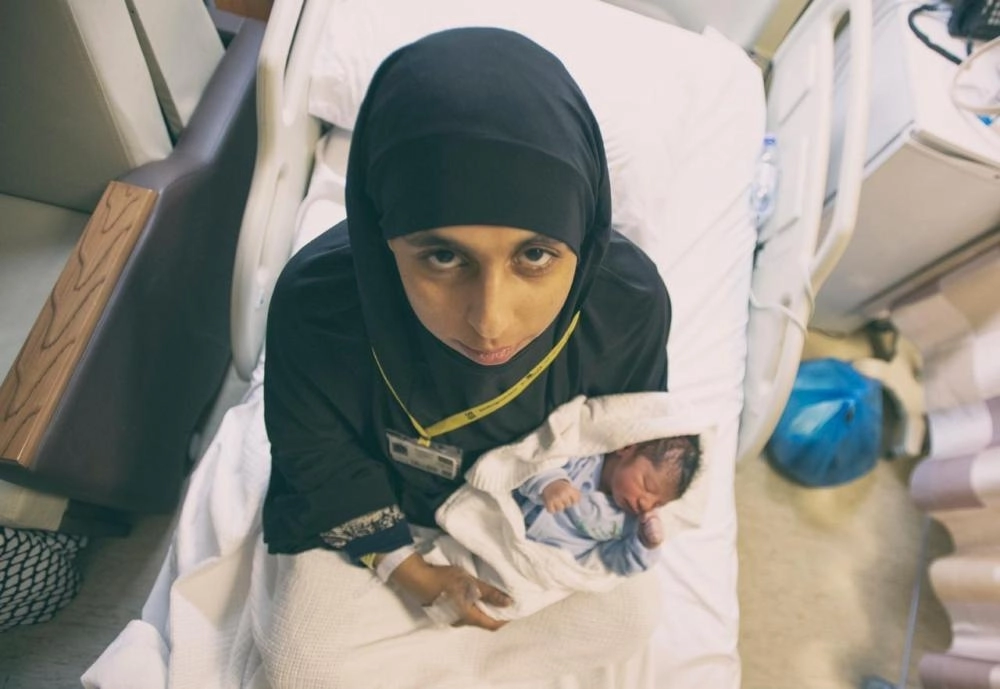 






حاجة تحتضن مولودها                 (واس)