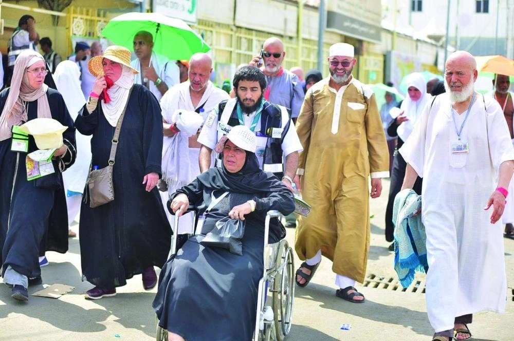 أحد أفراد الكشافة خلال مساعدته حاجة مسنة