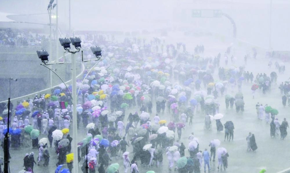 






حجاج خلال الأمطار التي هطلت على منى أمس                                                                                                                                                              (واس)