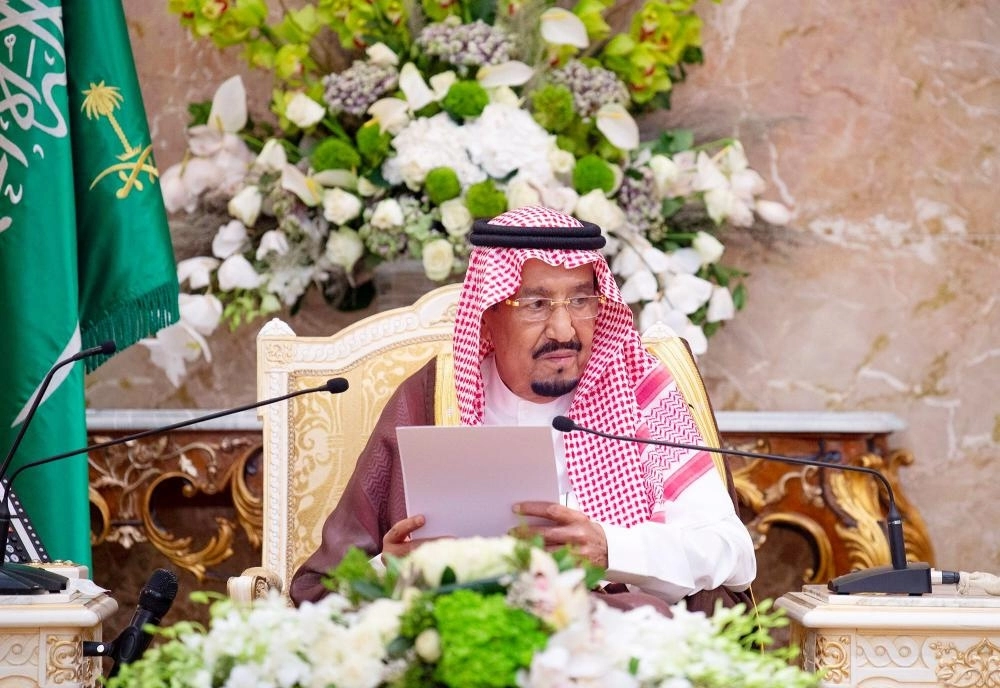 






خادم الحرمين مخاطبا حضور الحفل أمس     (واس)