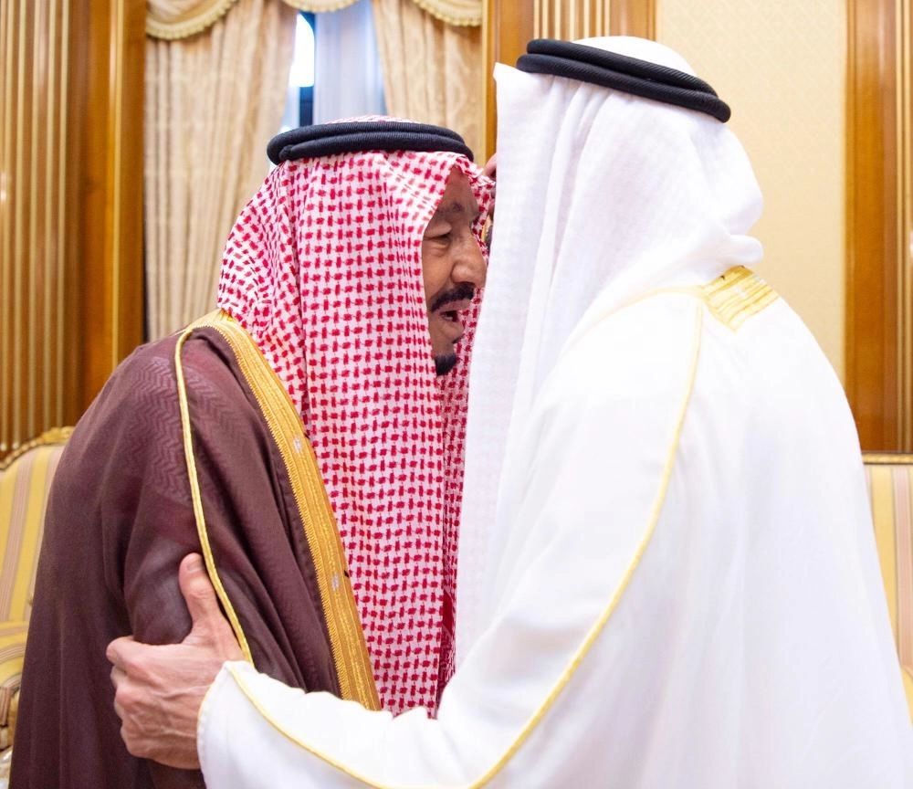 الملك سلمان خلال استقباله محمد بن زايد بقصر منى أمس                                    (واس)