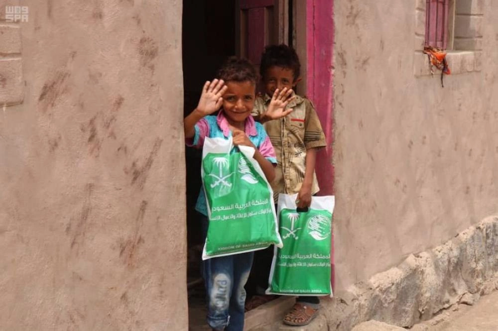 أطفال يمنيون يتسلمون كسوة العيد                                                                                              (واس)