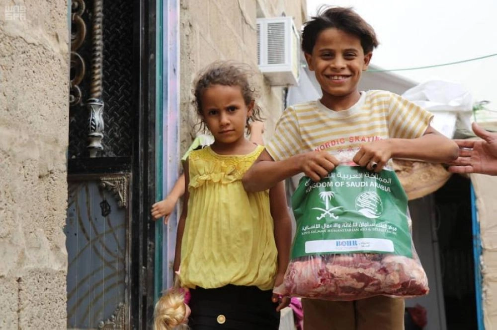 أطفال يمنيون يتسلمون كسوة العيد                                                                                              (واس)