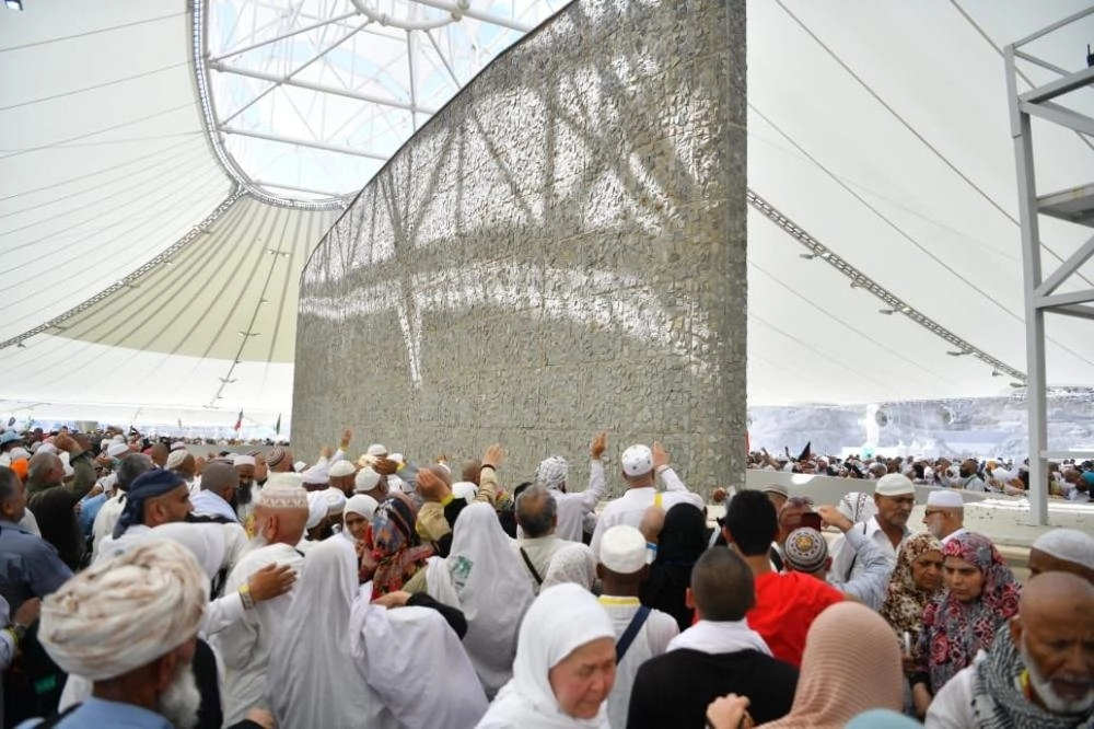 






 	حجاج أثناء الرمي أمس                                                                                                                                                                                  (مكة)