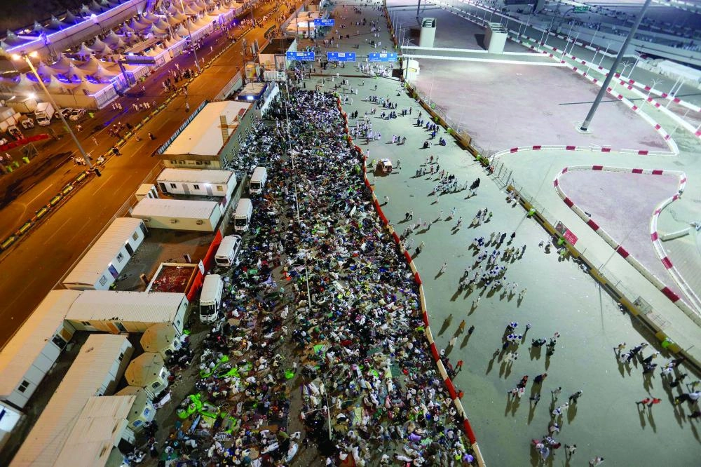 حجاج خلال رميهم الجمرات في ثاني أيام التشريق أمس (د ب أ)