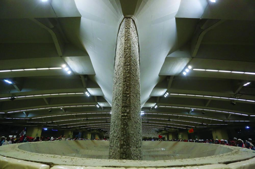 حجاج خلال رميهم الجمرات في ثاني أيام التشريق أمس (د ب أ)