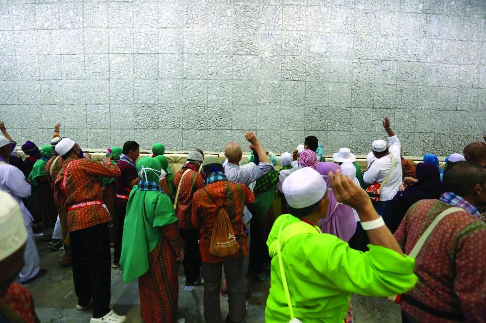 حجاج خلال رميهم الجمرات في ثاني أيام التشريق أمس (د ب أ)