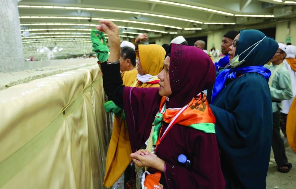 حجاج خلال رميهم الجمرات في ثاني أيام التشريق أمس (د ب أ)