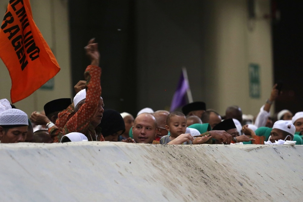 حجاج خلال رميهم الجمرات في ثاني أيام التشريق أمس (د ب أ)